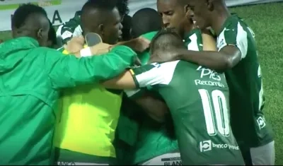 Jugadores del Deportivo Cali celebrando el gol de Carlos Mario Rodríguez.