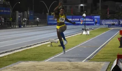 Caterine Ibargüen en el estadio de Atletismo Rafael Cotes.