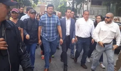 Freddy Superlano, a la derecha de Juan Guaidó.