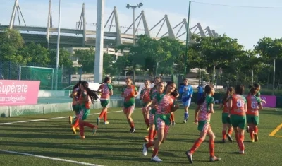 Jugadoras de fútbol participantes en los Juegos Supérate. 