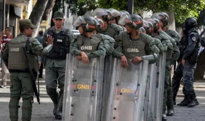 La Guardia Bolivariana a las afueras del Parlamento. 