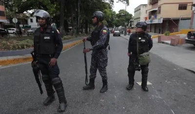 Militares venezolanos vigilan calles de Caracas.