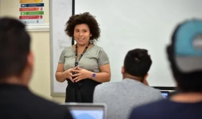 Imagen referencial de maestra en la Unisimón.