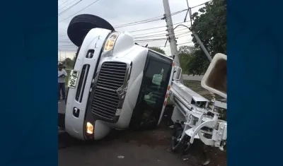 Así quedó el camión volcado.