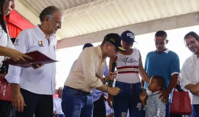 El Gobernador y el Ministro de Vivienda en la entrega de casas gratis en Ponedera.