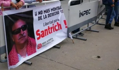 Varias personas esperan la salida del jefe guerrillero 'Jesús Santric' de la cárcel.