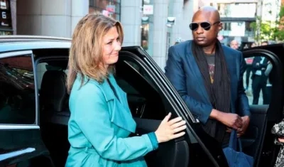 La princesa Marta Luisa de Noruega (i) y su novio, el chamán estadounidense Durek Verret, se dirigen al programa matinal ''Buenos Días Noruega'', este jueves en Oslo (Noruega). 