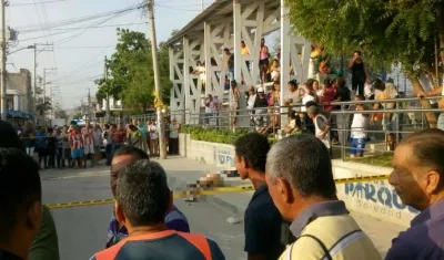 Decenas de curiosos se acercaron al lugar para tratar de identificar a la víctima.