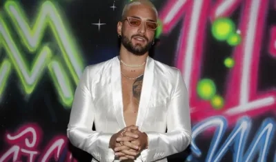 El cantante colombiano Maluma posa durante la alfombra neón de la fiesta de lanzamiento de su nuevo trabajo discográfico "11:11" este jueves, en Medellín.