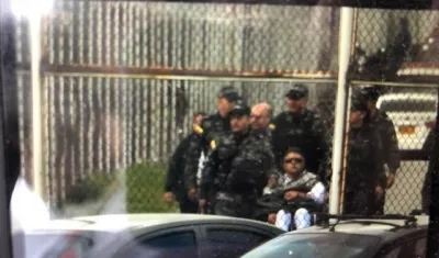 Jesús Santrich a la salida de la cárcel, antes de su recaptura.