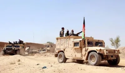  Agentes de las fuerzas de seguridad afganas patrullan y montan guardia, este viernes, en Helmand (Afganistán).