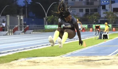 Caterine Ibargüen en el primer salto de la noche.