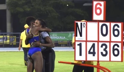 El abrazo de las ganadoras, Caterine Ibargüen y Yosiris Urrutia.