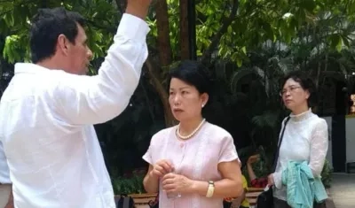 La esposa del diplomático de Corea del Sur visiblemente molesta con lo ocurrido.