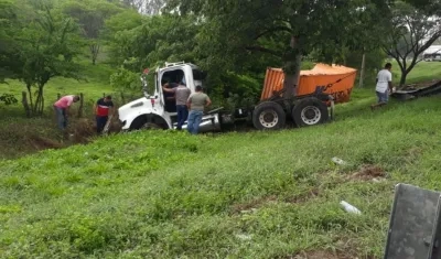 Tractocamión se salió de la vía en Sabanalarga.