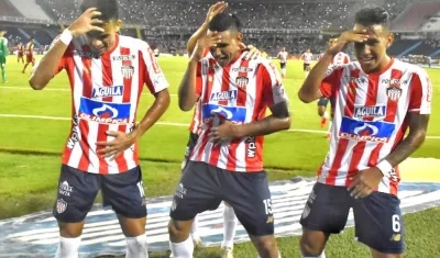 Luis Narváez celebrando el gol con Luis Díaz y James Sánchez.