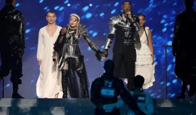 Al fondo Madonna y en primer plano las dos banderas.