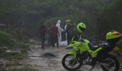 Policías en la diligencia de levantamiento del cadáver de la niña María José.