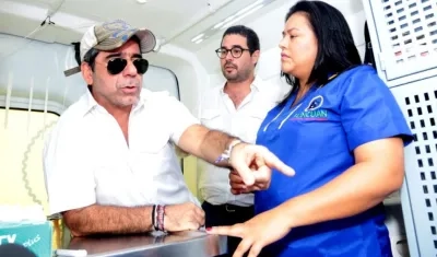 El Alcalde Alejandro Char, Clemente Fajardo y una veterinaria de las patrullas.