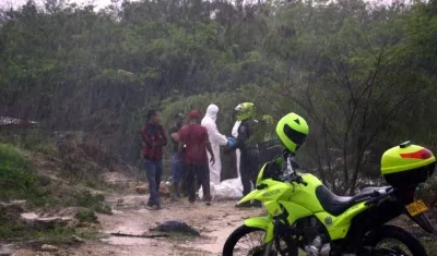 Las autoridades durante el levantamiento del cuerpo de la pequeña María José.