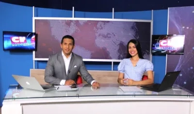 Los presentadores de noticias generales Said Gómez y Shirley Campillo en el nuevo set.