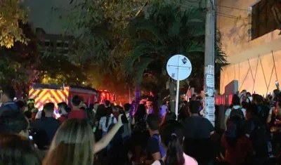 Tras la emergencia los estudiantes y profesores fueron evacuados del inmueble.