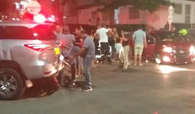 Los vehículos involucrados: El Sprnt rojo y la camioneta luego de ser reposicionada.