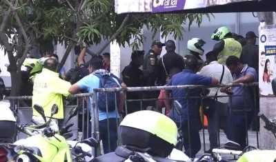 Personal de la Policía frente a las instalaciones de la URI.