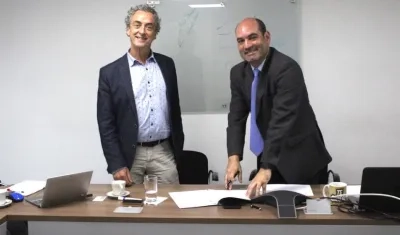 El Director de Cormagdalena y el representante holandés durante la firma del convenio.