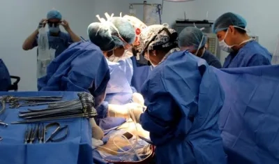 Fotografía cedida por la Fundación Cardiovascular de Colombia que muestra a un grupo de cirujanos mientras realizan una cirugía.
