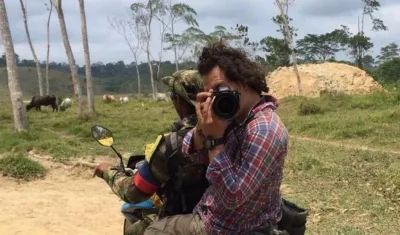 La persona que aparece en una foto identificada como el corresponsal estadounidense en una moto en realidad es el reportero gráfico Federico Ríos.