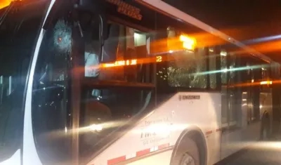 Bus de Transmetro apedreado.