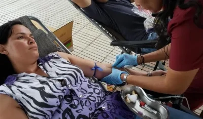 Usuarios de Transmetro en campaña de donación de sangre.