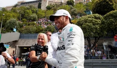 El piloto británico de Fórmula Uno, Lewis Hamilton, de Mercedes AMG GP, celebra después de obtener la pole position en Mónaco.