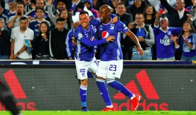 Santiago Montoya celebrando el gol con Felipe Banguero.