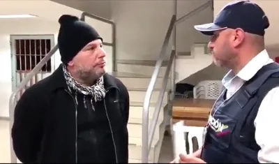 Raúl Gutiérrez cuando era deportado por Migración Colombia.