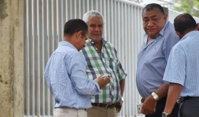 Roberto Guillot (camisa a cuadros), pidió las autoridades esclarecer el accidente en el que murió su hija.