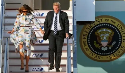 Donald Trump y Melania Trump a su arribo a Japón.