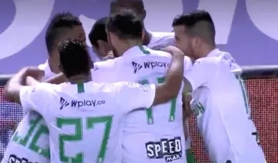 Jugadores del Nacional celebrando el golazo de Daniel Bocanegra.