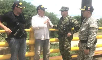 Jorge Luis Támara con representantes de los organismos de seguridad.