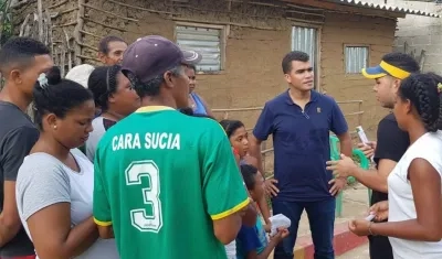 Rodney Castro escuchando las inquietudes de habitantes de Luruaco.