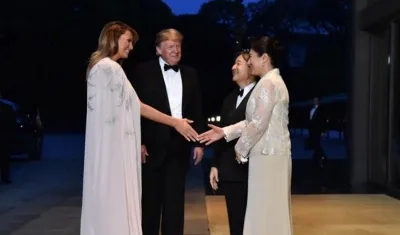 El presidente de los EEUU, Donald Trump (2i), y su mujer, Melania Trump (i), saludan al emperador Naruhito (2d) y la emperatriz Masako (d) a su llegada al Palacio Imperial.