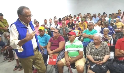 El Director Territorial Alfredo Palencia, con las víctimas indemnizadas.