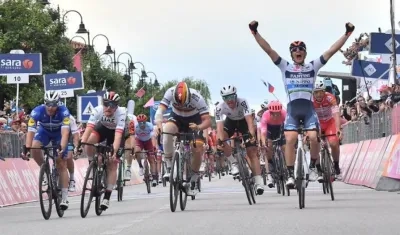 Damiano Cima a su llegada a la meta en la etapa 18 del Giro de Italia.