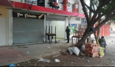 Establecimiento donde fue arrojado el artefacto explosivo.