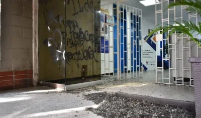 Así quedó la puerta de vidrio de la rectoría de UniAtlántico.