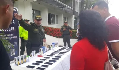 Los capturados y los celulares recuperados.