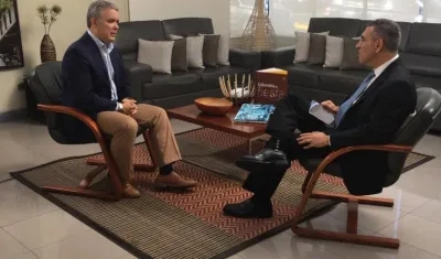 El Presidente de la República, Iván Duque y el periodista Jorge Cura.