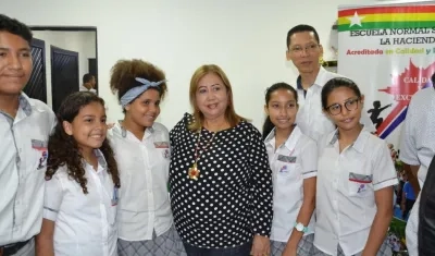 Rectora de la Normal La Hacienda Inmaculada Hernández con un grupo de estudiantes.