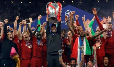 Jürgen Klopp, técnico del Liverpool, sostiene el trofeo de la 'Champions'. 